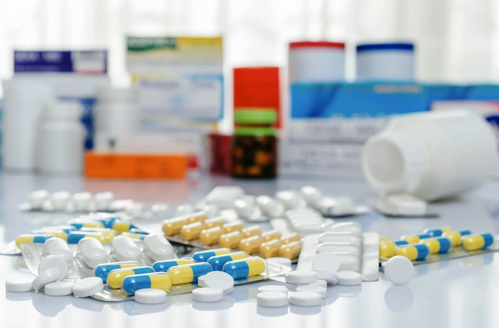 Sala sprzedaży w aptece z regałami leków i lodówką farmaceutyczną